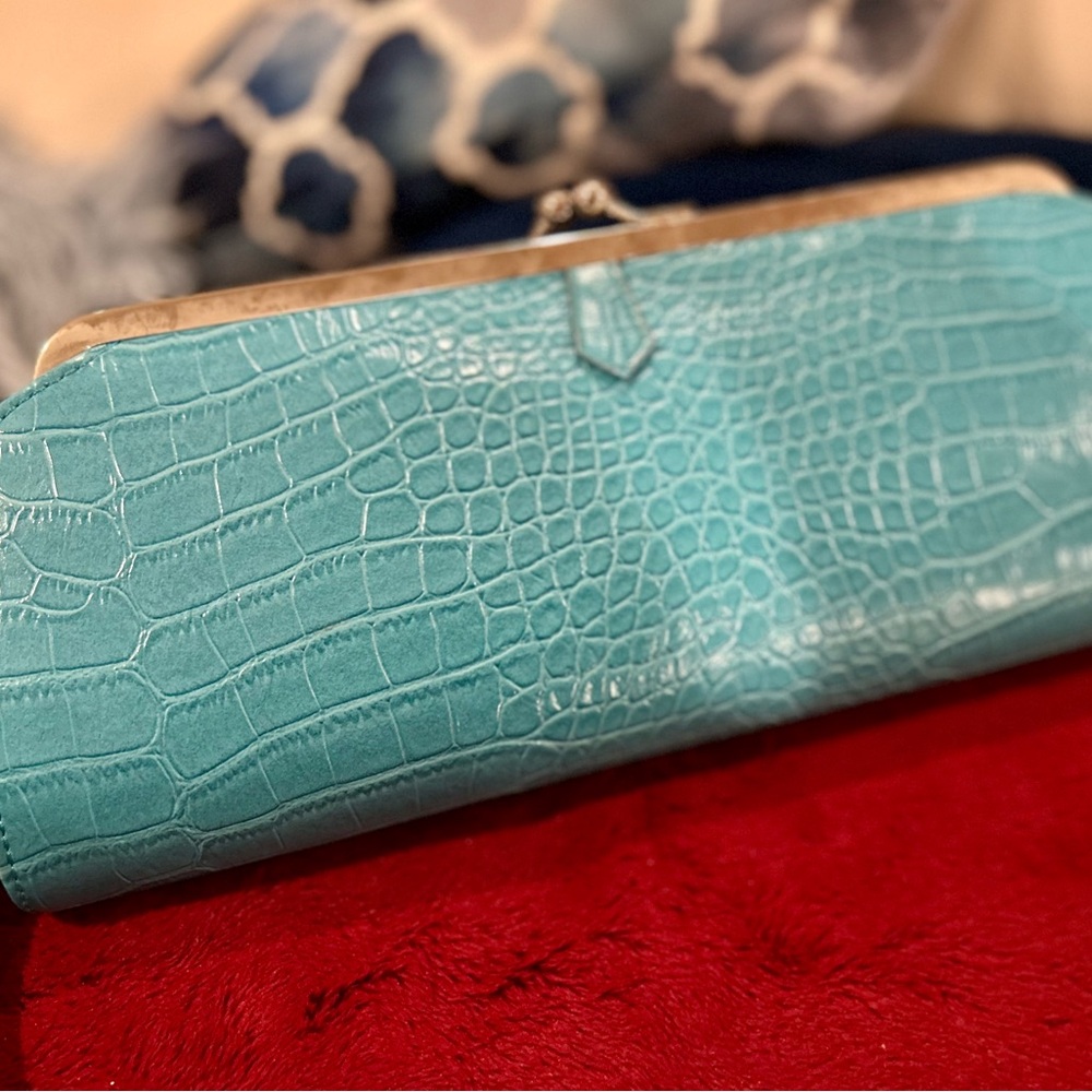 Elegant Turquoise Crocodile-Embossed Clutch - Picture 4 of 5